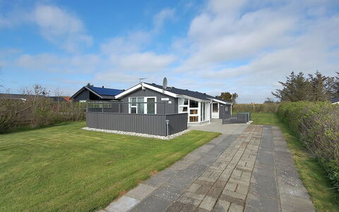 Engelbrecht - 400M from the Sea: Haus, Zuhause, Tür, Dach, Hütte, Estate, Garten, Schatten, Abstellgleis, Garten