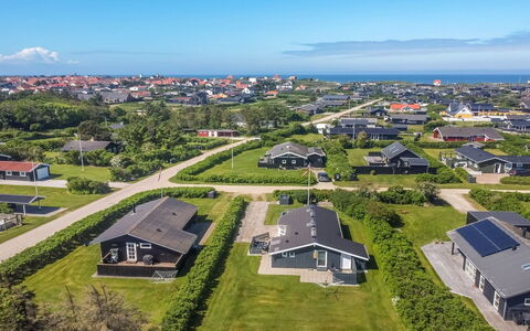 Engelbrecht - 400M from the Sea: Haus, Zuhause, Tür, Dach, Hütte, Estate, Garten, Schatten, Abstellgleis, Garten