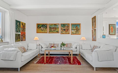 Bruse - 125M from the Sea: Couch, Möbel, Interior Design, Flooring, Wohnzimmer, Fussboden, Bilderrahmen, Decke, Zuhause
