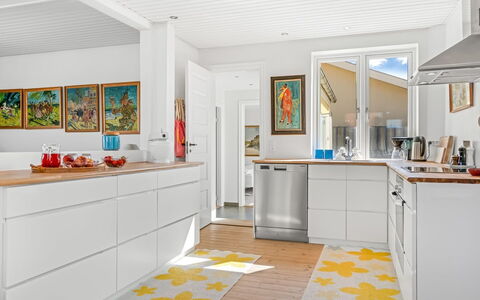 Bruse - 125M from the Sea: Flooring, Küche, Fussboden, Holzboden, Holz, Major Appliance, Küchengerät, Interior Design, Countertop, Cabinetry