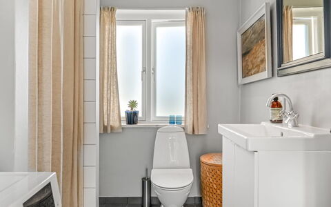 Bruse - 125M from the Sea: Wand, Toilleten Sitz, Interior Design, Flooring, Toilette, Armatur, Fussboden, Badezimmer, Sinken, Installation