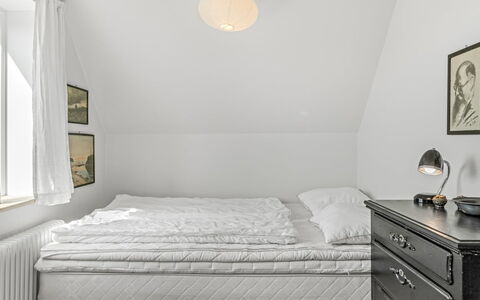 Bruse - 125M from the Sea: Schlafzimmer, Flooring, Fussboden, Linens, Bedding, Interior Design, Bettdecke, Bett, Möbel, Bettrahmen