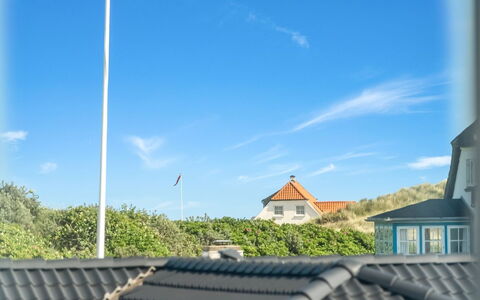 Bruse - 125M from the Sea: Himmel, Blau, Daytime, Dach, Pole, Sonnenlicht, Steigung, Daylighting, Schatten