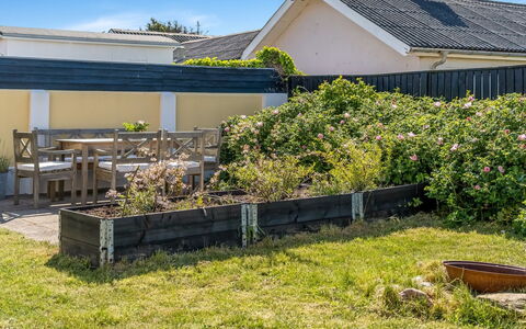 Bruse - 125M from the Sea: Strauch, Garten, Grundstueck, Dach, Ground, Schatten, Hütte, Hinterhof, Landscaping