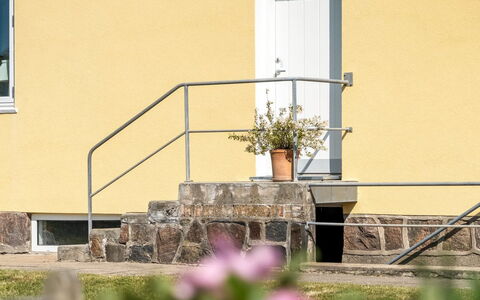Bruse - 125M from the Sea: Treppe, Geländer, Verbundwerkstoff, Baluster, Beton, Balkon, Veranda, Blumentopf, Zaun, Zimmerpflanze