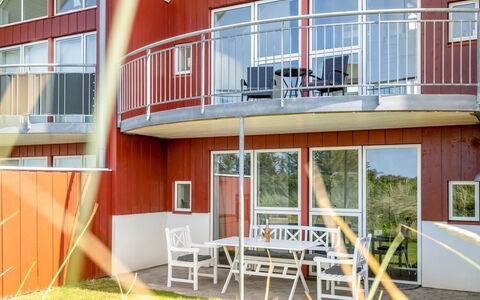 Keimo - 600M from the Sea: Decke, Flooring, Interior Design, Fussboden, Verbundwerkstoff, Möbel, Resort, Hotel, Design, Daylighting