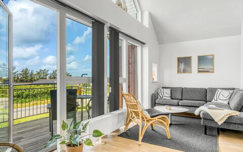 Keimo - 600M from the Sea: Decke, Flooring, Interior Design, Fussboden, Verbundwerkstoff, Möbel, Resort, Hotel, Design, Daylighting