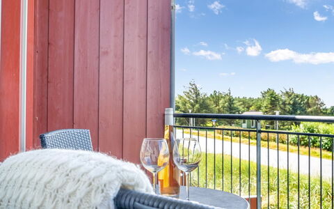 Keimo - 600M from the Sea: Decke, Flooring, Interior Design, Fussboden, Verbundwerkstoff, Möbel, Resort, Hotel, Design, Daylighting