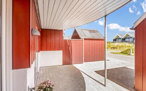 Keimo - 600M from the Sea: Decke, Flooring, Interior Design, Fussboden, Verbundwerkstoff, Möbel, Resort, Hotel, Design, Daylighting