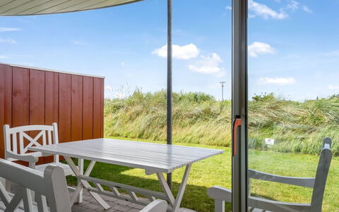 Keimo - 600M from the Sea: Decke, Flooring, Interior Design, Fussboden, Verbundwerkstoff, Möbel, Resort, Hotel, Design, Daylighting