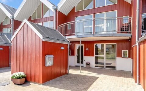 Keimo - 600M from the Sea: Decke, Flooring, Interior Design, Fussboden, Verbundwerkstoff, Möbel, Resort, Hotel, Design, Daylighting