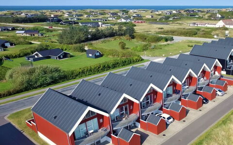 Keimo - 600M from the Sea: Decke, Flooring, Interior Design, Fussboden, Verbundwerkstoff, Möbel, Resort, Hotel, Design, Daylighting
