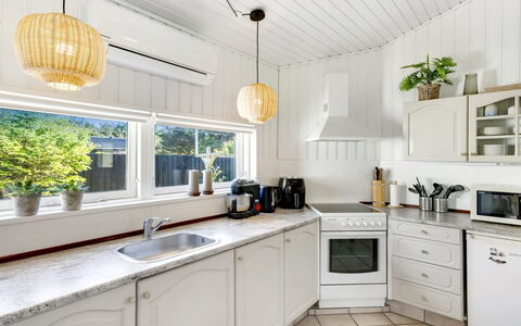 Henryette - 200M from the Sea: Küche, Interior Design, Countertop, Decke, Küchengerät, Cabinetry, Light Fixture, Beleuchtung, Flooring, Major Appliance