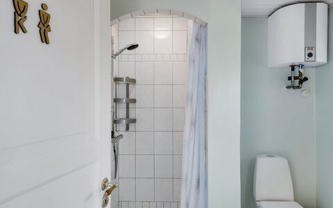 Henryette - 200M from the Sea: Badezimmer, Armatur, Interior Design, Installation, Fussboden, Zimmer, Toilette, Zapfhahn, Handtuch, Dusche
