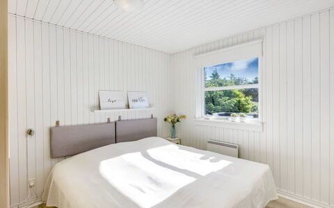 Henryette - 200M from the Sea: Holz, Decke, Flooring, Schlafzimmer, Interior Design, Fussboden, Bett, Bedding, Bettdecke, Zimmer