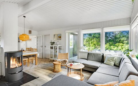 Henryette - 200M from the Sea: Möbel, Interior Design, Flooring, Fussboden, Holz, Couch, Decke, Wohnzimmer, Zuhause, Zimmer