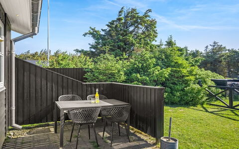 Henryette - 200M from the Sea: Holz, Strauch, Veranda, Garten, Schatten, Hartholz, Deck, Gartenmöbel, Hinterhof, Stuhl