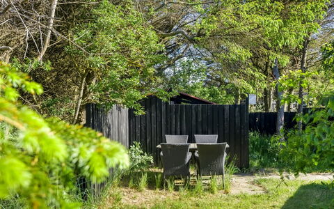 Henryette - 200M from the Sea: Natur, Blatt, Ast, Vegetation, Strauch, Zweig, Garten, Schatten, Kofferraum, Hinterhof