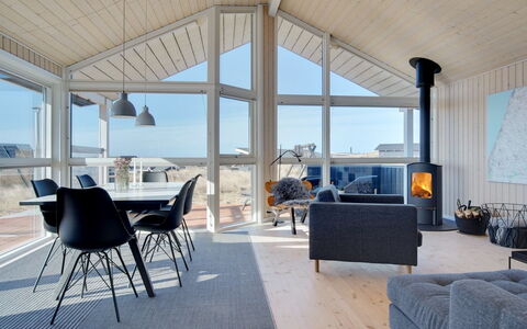 Ulf - 100M from the Sea: Holz, Decke, Flooring, Fussboden, Zuhause, Hütte, Veranda, Wohnzimmer, Hartholz, Stuhl