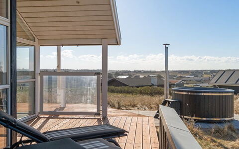 Ulf - 100M from the Sea: Holz, Fussboden, Verbundwerkstoff, Deck, Hartholz, Veranda, Holzbeize, Holzboden, Balkon, Planke