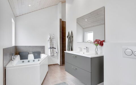Arlina - 1.5Km from the Sea: Holz, Zuhause, Veranda, Deck, Hartholz, Dach, Holzbeize, Holzboden, Eco Hotel