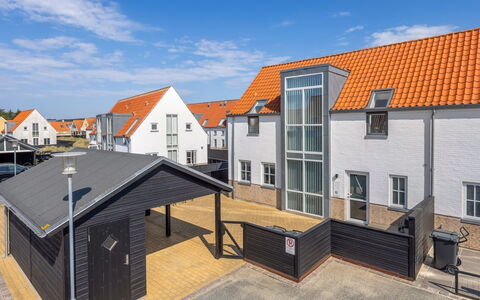 Hilma - 600M from the Sea: Haus, Zuhause, Tür, Dach, Hütte, Estate, Garten, Schatten, Abstellgleis, Garten