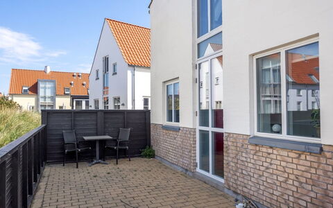 Hilma - 600M from the Sea: Haus, Zuhause, Tür, Dach, Hütte, Estate, Garten, Schatten, Abstellgleis, Garten