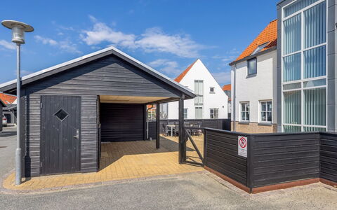 Hilma - 600M from the Sea: Haus, Zuhause, Tür, Dach, Hütte, Estate, Garten, Schatten, Abstellgleis, Garten