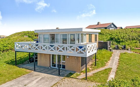 Mielikki - 200M from the Sea: Haus, Zuhause, Tür, Dach, Hütte, Estate, Garten, Schatten, Abstellgleis, Garten
