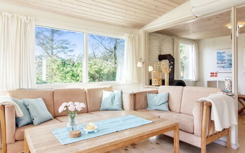 Lisabeth - 250M from the Sea: Möbel, Interior Design, Stuhl, Flooring, Tabelle, Resort, Fussboden, Decke, Zimmer, Eco Hotel