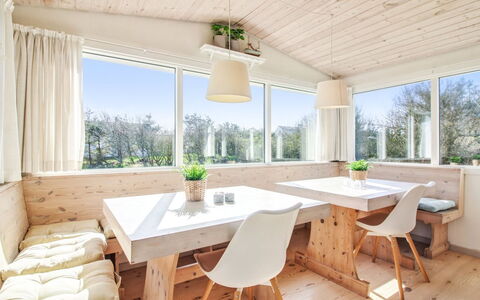 Lisabeth - 250M from the Sea: Möbel, Interior Design, Stuhl, Flooring, Tabelle, Resort, Fussboden, Decke, Zimmer, Eco Hotel