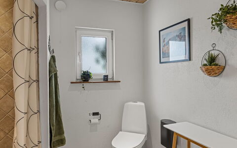 Adelina - 500M from the Sea: Toilleten Sitz, Flooring, Wand, Toilette, Armatur, Fussboden, Interior Design, Badezimmer, Beleuchtung, Zimmer