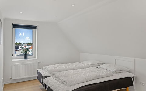 Adelina - 500M from the Sea: Flooring, Holz, Fussboden, Schlafzimmer, Interior Design, Decke, Holzboden, Bedding, Bett, Bettdecke