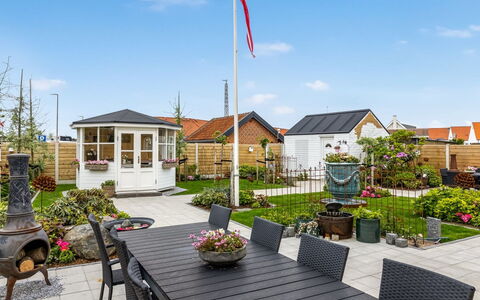 Adelina - 500M from the Sea: Dach, Haus, Wohngebiet, Zuhause, Strauch, Garten, Blumentopf, Hütte, Landscaping