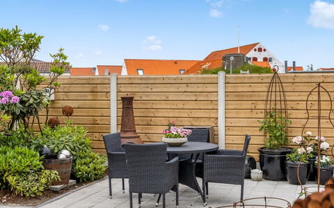 Adelina - 500M from the Sea: Blumentopf, Zimmerpflanze, Garten, Gartenmöbel, Holzbeize, Hartholz, Terrasse, Backstein, Flagstone