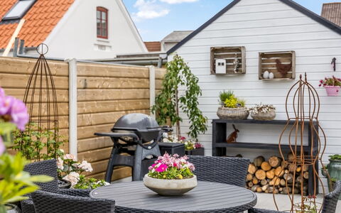 Adelina - 500M from the Sea: Blume, Blumentopf, Möbel, Zuhause, Garten, Gartenmöbel, Zimmerpflanze, Stuhl, Terrasse