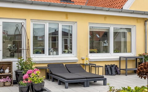 Adelina - 500M from the Sea: Möbel, Blumentopf, Zuhause, Tür, Fussboden, Gartenmöbel, Stuhl, Zimmerpflanze, Veranda, Formen