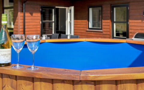 Moreen - 1.5Km from the Sea: Freizeit, Schwimmbad, Verbundwerkstoff, Erholung, Holzbeize, Hartholz, Gartenmöbel, Hinterhof, Kunststoff, Eco Hotel