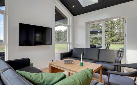 Moreen - 1.5Km from the Sea: Interior Design, Decke, Flooring, Fussboden, Wohnzimmer, Zimmer, Zuhause, Couch, Fernsehen