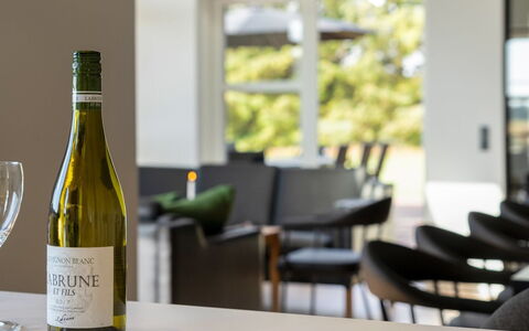 Moreen - 1.5Km from the Sea: Flasche, Glasflasche, Weinflasche, Wein, Drinkware, Glas, Kelche
