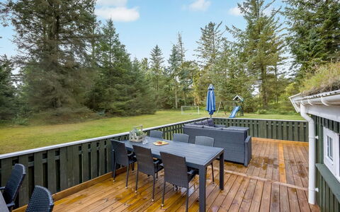 Sunneva - 1Km from the Sea: Haus, Zuhause, Tür, Dach, Hütte, Estate, Garten, Schatten, Abstellgleis, Garten