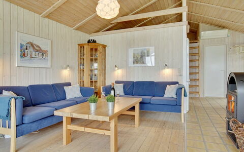 Viktoria - 400M from the Sea: Holz, Flooring, Möbel, Interior Design, Fussboden, Decke, Zuhause, Wohnzimmer, Couch, Zimmer