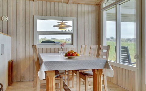 Viktoria - 400M from the Sea: Flooring, Holz, Möbel, Interior Design, Fussboden, Decke, Holzboden, Light Fixture, Zimmer, Hartholz