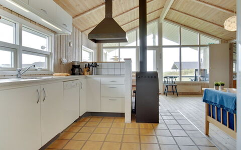 Viktoria - 400M from the Sea: Flooring, Fussboden, Interior Design, Küche, Möbel, Holz, Decke, Countertop, Holzboden, Cabinetry