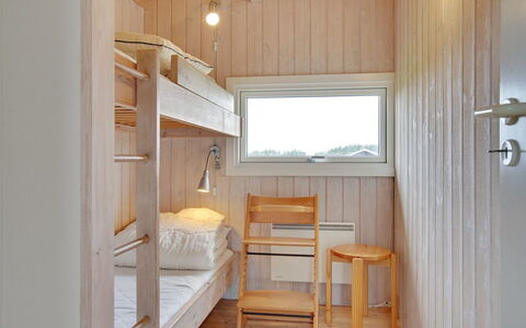 Viktoria - 400M from the Sea: Holz, Schlafzimmer, Interior Design, Fussboden, Flooring, Bett, Decke, Holzbeize, Etagenbett, Bedding