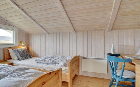 Viktoria - 400M from the Sea: Schlafzimmer, Holz, Bett, Interior Design, Decke, Fussboden, Bettdecke, Bedding, Möbel, Flooring