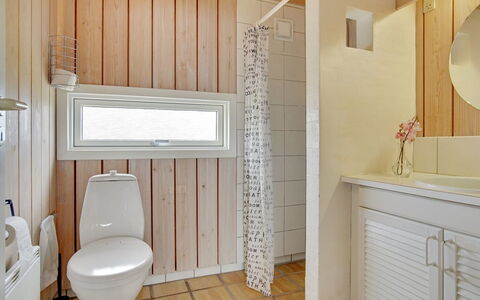 Viktoria - 400M from the Sea: Armatur, Flooring, Bad Sink, Wand, Interior Design, Fussboden, Holz, Sinken, Badezimmer, Decke