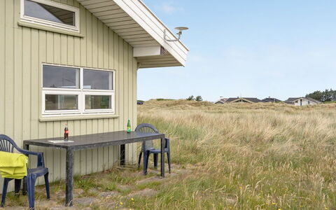 Viktoria - 400M from the Sea: Hütte, Zuhause, Haus, Dach, Veranda, Estate, Abstellgleis, Gartenbauten, Bauernhaus, Garten