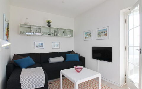 Lenaya - 75M from the Sea: Möbel, Interior Design, Couch, Flooring, Wohnzimmer, Fussboden, Zimmer, Wohnung, Zuhause, Beleuchtung