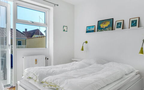 Adla - 450M from the Sea: Schlafzimmer, Bett, Interior Design, Bettdecke, Bedding, Möbel, Fussboden, Flooring, Decke, Linens